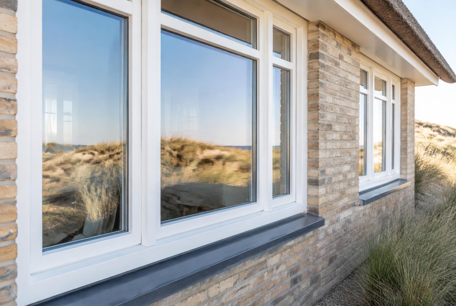 Nieuwe witte kunststof kozijnen in een woning op Texel